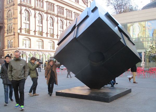 Denis Lavant rotates the Alamo cube on Astor Place in New York: "Chaplin, burlesque, Buster Keaton, masque, Commedia dell'arte - it's the same."